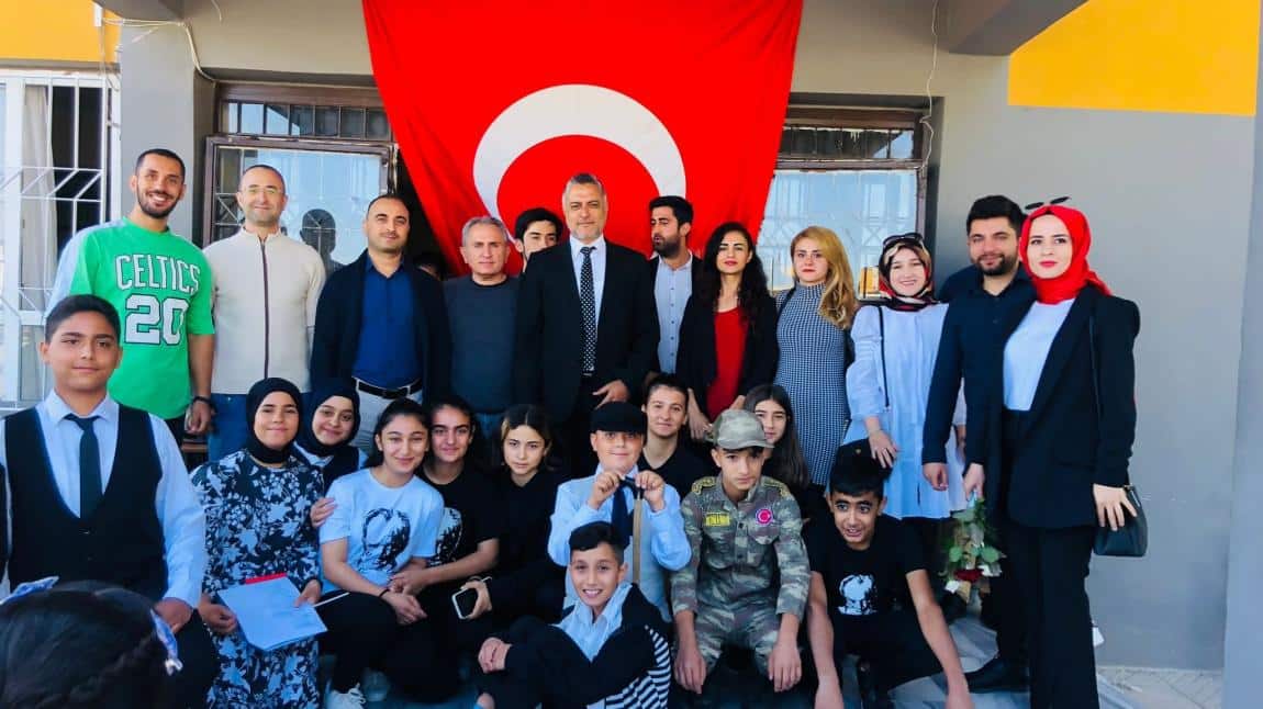 Üzümdalı Şehit Metin Sürer Ortaokulu  olarak Ulu önder Atatürkün kurduğü Türkiye Cumhuriyetiinin 99. yıl dönümünü coşkuyla kutladık.